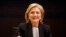 Cựu Ngoại trưởng Hillary Clinton trong buổi ký tên sách tại cửa hàng Barnes & Noble ở Los Angeles, California.