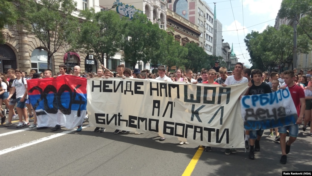 Maturanti u protestnoj šetnji centrom Beograda, Foto: VOA