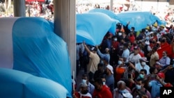 Foto de archivo. Partidarios de la presidenta de Honduras, Xiomara Castro, se reúnen afuera del Congreso en Tegucigalpa, Honduras, el domingo 23 de enero de 2022. (Foto AP/Elmer Martínez)