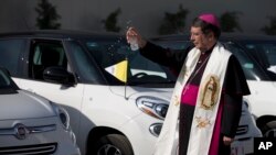 El nuncio de México, Christophe Pierre bendijo los autos Fiat que usará el papa Francisco durante su visita al país del 12 al 17 de febrero. Además de los Fiat, el Papa usará 5 papamóviles, construidos en armazones de vehículos Jeep y Dodge Ram.