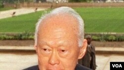 Lee Kuan Yew selama ini menjabat sebagai menteri senior kabinet Singapura.