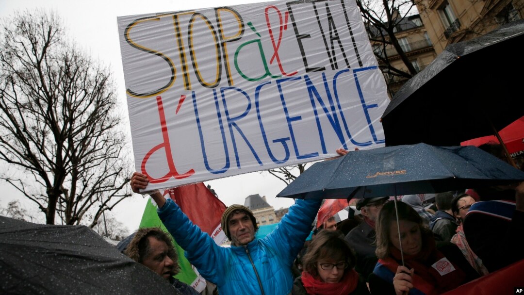 Ribuan warga berdemonstrasi protes status darurat di Paris, Sabtu, 20 Januari 2016.