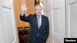 Boris Johnson veut ancrer dans la loi d'application de l'accord de sortie négocié avec Bruxelles, dont les députés britanniques ont repris l'examen cette semaine, l'interdiction d'étendre la période de transition après 2020.