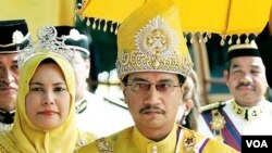 Raja Tuanku Mizan Zainal Abidin (kanan) dengan Ratu Nur Zahirah (foto: dok).