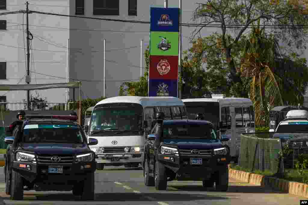 کھلاڑیوں کو سخت سیکیورٹی میں گراؤنڈ لایا اور واپس لے جایا جائے گا۔