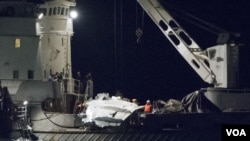 ຊາກເຮືອບິນຣັດເຊຍ Tu-154 ກຳລັງຖືກຍົກຂຶ້ນມາຈາກ ທະເລດຳ.