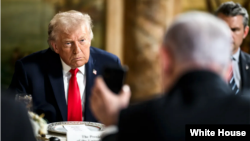 دیدار نتانیاهو (پشت به تصویر) و ترامپ در مارالاگو در آخرین روزهای دسامبر ۲۰۲۵، دو ماه پیش از عملیات نظامی در ایران