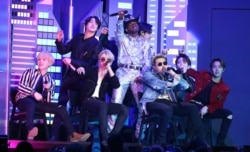 한국의 아이돌 그룹 방탄소년단, BTS가 지난달 26일 미국 로스앤젤레스에서 열린 제62회 그래미어워드 시상식에서 다른 가수들과 합동 공연을 펼쳤다.