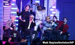 한국의 아이돌 그룹 방탄소년단, BTS가 지난달 26일 미국 로스앤젤레스에서 열린 제62회 그래미어워드 시상식에서 다른 가수들과 합동 공연을 펼쳤다.
