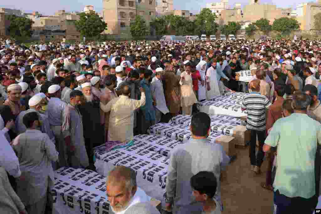 اجساد قربانیان قایق غرق شده در دریاچه‌ای در کراچی پاکستان خاکسپاری می‌شود. 