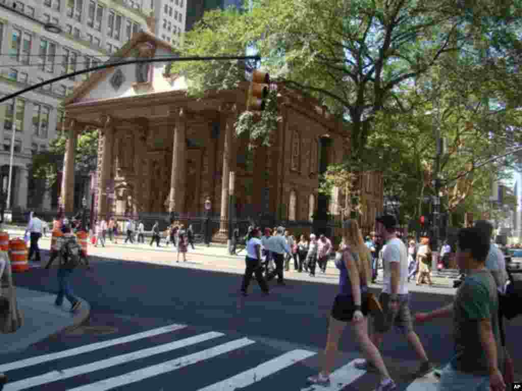 与世贸中心仅隔一条马路的圣保罗教堂(St. Paul’s Chapel)，在9/11事件时连一片玻璃都没有震裂，被美国人视为神迹