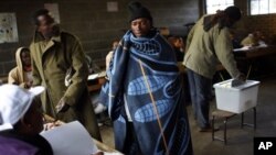 Seorang warga Lesotho menggunakan selimut tradisional bersiap untuk memberikan suaranya di TPS Sekolah Mpho, Maseru, Lesotjo (26/5). 