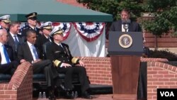 El vicepresidente Biden, el presidente Obama y el General Dempsey, escuchan al secretario de Defensa, Leon Panetta, al abrir la ceremonia.