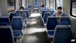 Rares passagers du métro à Buenos Aires, lors du confinement obligatoire visant à lutter contre la coronavirus, Argentine, 20 mars 2020. (Photo AP/Natacha Pisarenko)