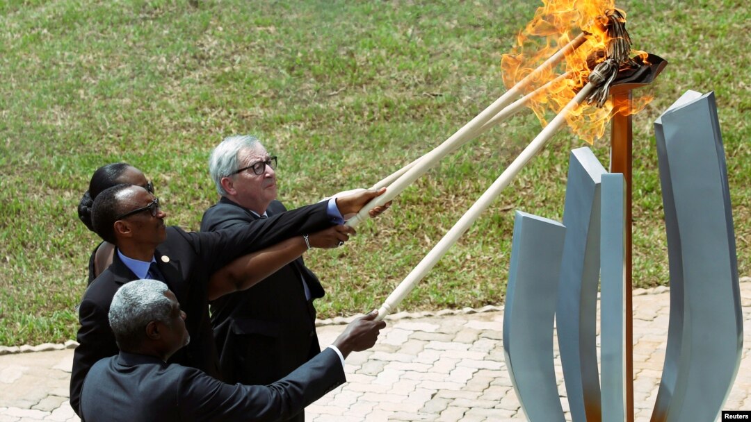 Predsednik Komisije Afričke unije Musa Faki Mahamat, predsednik Ruande Kagame i predsednik Evropske komisije Junker pale "Plamen nade" u Kigaliju, 7. aprila 2019. 