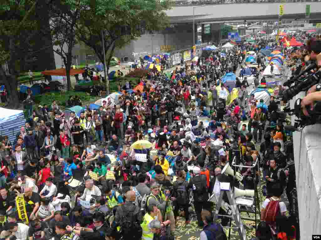 香港警方12月11日全面清场金钟占领区（美国之音海彦拍摄）