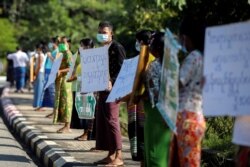 12일 미얀마 수도 네피도 거리에서 최대 야당인 ‘통합단결발전당(USDP)’ 지지자들이 선거 결과에 항의하는 시위를 벌였다.