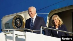  El presidente estadounidense Joe Biden y la primera dama Jill Biden desembarcan del Air Force One después de aterrizar en la RAF Mildenhall antes de la Cumbre del G7, cerca de Mildenhall, Gran Bretaña, el 9 de junio de 2021. REUTERS / Kevin Lamarque