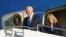  El presidente estadounidense Joe Biden y la primera dama Jill Biden desembarcan del Air Force One después de aterrizar en la RAF Mildenhall antes de la Cumbre del G7, cerca de Mildenhall, Gran Bretaña, el 9 de junio de 2021. REUTERS / Kevin Lamarque