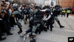 Polisi anti huru-hara di Hong Kong menangkapi para pengunjuk rasa dalam demo mendukung kaum minoritas muslim Uighur di China, Hong Kong, 22 Desember 2019. (Foto: AP)