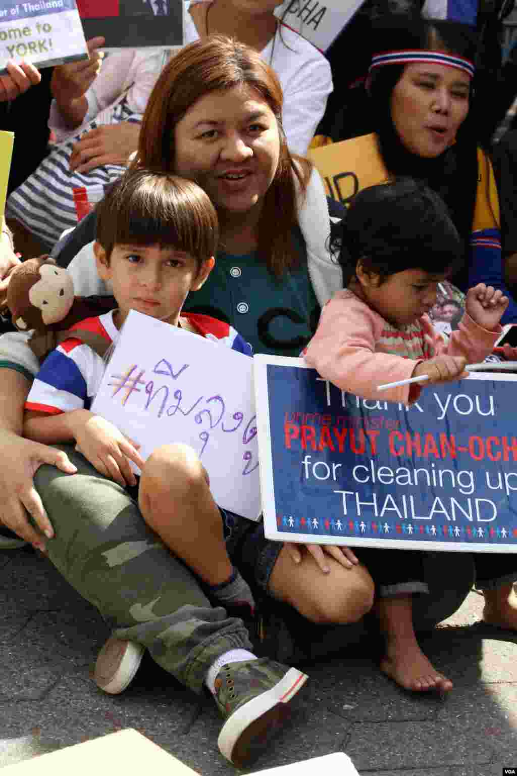 ประมวลภาพกลุ่มชาวไทย 2 กลุ่มชุมนุม หน้าอาคารสหประชาชาติ