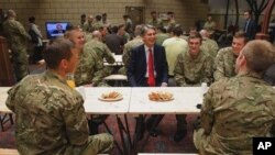 Menteri Pertahanan Inggris, Philip Hammond saat mengunjungi salah satu barak tentara Inggris di London (Foto: dok). Inggris akan menarik keseluruhan pasukannya dari Afghanistan tahun 2013.