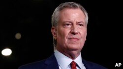 El alcalde de la ciudad de Nueva York, Bill De Blasio, habla con la prensa antes del debate presidencial demócrata en Miami el miércoles, 26 de junio de 2019.