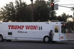 Un partidario del presidente de Estados Unidos, Donald Trump, llega en autobús antes de una protesta contra la elección del presidente electo Joe Biden, en Phoenix, Arizona, Estados Unidos, el 17 de enero de 2021.