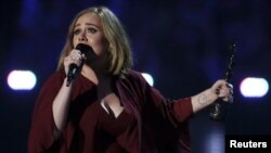 Adele menerima penghargaan BRIT Awards di O2 arena di London, Februari 2016.