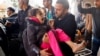 خان یونس میں اسرائیل اور فلسطینی گروپ حماس کے درمیان جاری تنازعہ کے درمیان اسرائیلی حملے میں زخمی ہونے والے ایک فلسطینی بچے کو ناصر ہسپتال میں لایا جا رہا ہے۔