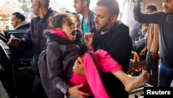 Seorang anak Palestina yang terluka akibat serangan Israel dibawa menuju Rumah Sakit Nasser di Khan Younis, Jalur Gaza, pada 20 November 2023. (Foto: Reuters/Ibraheem Abu Mustafa)