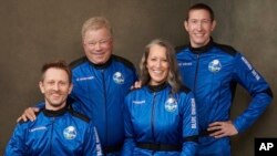 Aktor William Shatner (kedua dari kiri) berpose bersama dengan Chris Boshuizen (kiri), Audrey Powers (kedua dari kanan) dan Glen de Vries. Mereka terbang menuju luar angkasa dengan pesawat milik perusahaan Blue Origin pada 13 Oktober 2021. (Foto: Blue Origin via AP)