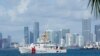 ARCHIVO - El barco de la Guardia Costera de EEUU, Bernard C. Webber sale de la base de la guardia costera el lunes 19 de julio de 2021 en Miami Beach, Florida. La ciudad de Miami está al fondo. (Foto AP/Marta Lavandier)