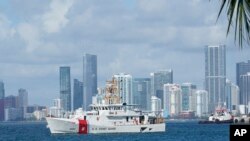 ARCHIVO - El barco de la Guardia Costera de EEUU, Bernard C. Webber sale de la base de la guardia costera el lunes 19 de julio de 2021 en Miami Beach, Florida. La ciudad de Miami está al fondo. (Foto AP/Marta Lavandier)