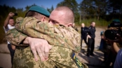 Tahanan perang warga Ukraina di lokasi yang tidak diungkap setelah pertukaran dengan tahanan perang Rusia, Sabtu, 14 September 2024. (Foto: Presiden Volodymyr Zelenskyy via Reuters)