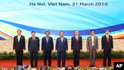 Para pemimpin negara Sungai Mekong dalam KTT Mekong Raya di Hanoi, Vietnam, Sabtu, 31 Maret 2018. Dari kiri: PM Thailand Prayut Chan-o-cha, PM Laos Thongloun Sisoulith, PM Kamboja Hun Sen, PM Vietnam Nguyen Xuan Phuc, Menlu China Wang Yi, Wakil Presiden Myanmar Henry Van Thio dan Presiden Bank Pembangunan Asia Takehiko Nakao. (Vietnam News Agency via AP)