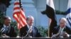 ARCHIVO - El presidente egipcio Anwar al-Sadat y el presidente estadounidense Jimmy Carter se ríen durante el discurso del primer ministro israelí Menachem Begin, antes de firmar el Acuerdo de Paz entre Israel y Egipto el 26 de marzo de 1979 en la Casa Blanca.