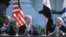 ARCHIVO - El presidente egipcio Anwar al-Sadat y el presidente estadounidense Jimmy Carter se ríen durante el discurso del primer ministro israelí Menachem Begin, antes de firmar el Acuerdo de Paz entre Israel y Egipto el 26 de marzo de 1979 en la Casa Blanca.