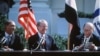 FILE - Presiden Mesir Anwar al-Sadat dan Presiden Amerika Serikat Jimmy Carter tertawa selama pidato Perdana Menteri Israel Menachem Begin, sebelum menandatangani Perjanjian Damai Israel-Mesir di Gedung Putih, 26 Maret 1979.