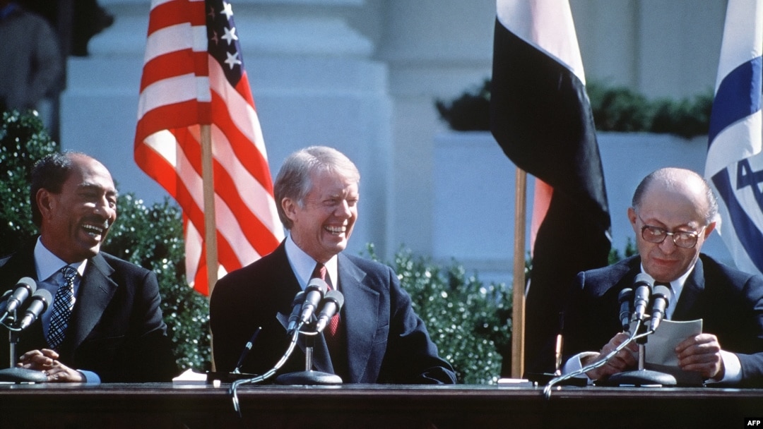 26 Mart 1979 - Mısır Cumhurbaşkanı Enver Sedat ve ABD Başkanı Jimmy Carter, İsrail Başbakanı Menahem Begin'in Beyaz Saray'da İsrail-Mısır Barış Anlaşması'nı imzalamadan önce yaptığı konuşmayı dinliyor.