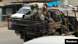 Des soldats des forces spéciales ivoiriennes circulent à bord d’un véhicule dans la ville d’Adiaké, dans l’est de la Côte d’Ivoire, 7 février 2017.