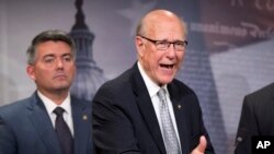 Le sénateur Pat Roberts (Kansas) à droite, avec le sénateur Cory Gardner (Colorado), lors d’une conférence de presse au Capitol Hill à Washington sur le cas du centre de détention militaire à Guantanamo (5 Novembre 2015). Source : AP 