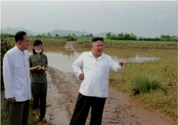 북한 관영 ‘조선중앙통신’은 김정은 국무위원장이 황해북도 은파군 대청리 일대 홍수 피해 상황을 현지에서 파악했다며 7일 사진을 공개했다.