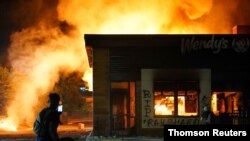 آتش‌سوزی رستوران فیت‌فود وندیز در شهر آتلانتا ایالت جورجیا پس از اعتراضات مربوط به کشته شدن ریشارد بروکس به دست پلیس آتلانتا 