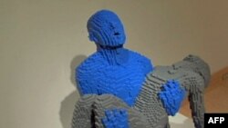 Skulptura Nejtana Savaje napravljena od lego kocki izložena u galeriji