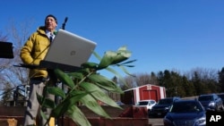 Seorang Pastor melayani jemaat dengan cara drive-thru untuk menghindari perebakan Covid-19 di gereja Baldwin, Wisconsin, pada hari Minggu Palem (5/4).