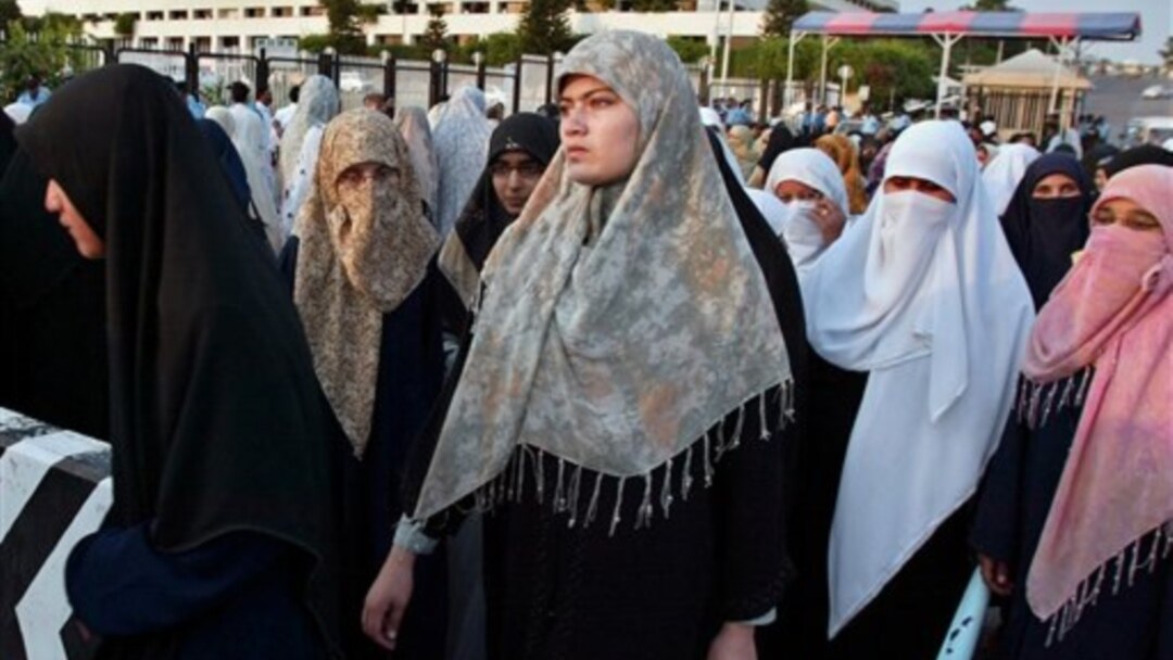 Ayolning kokragini sorayotgan erkak pornosini tomosha qiling yoyilgan oyoqlar, yalangoch terilar