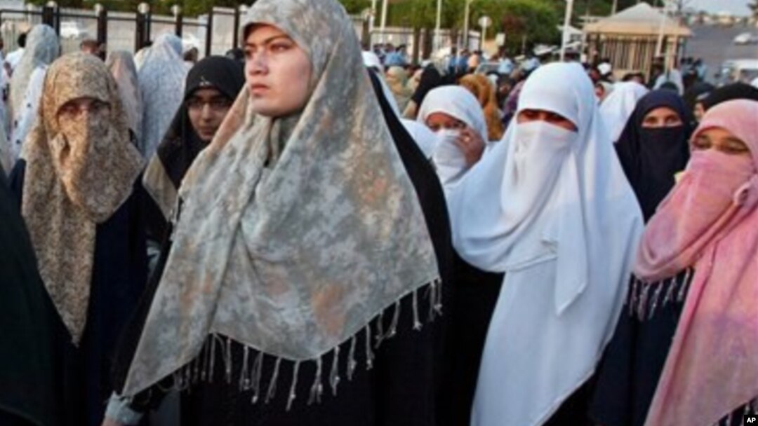  دخالي په ورځ دپيښور پريس کلب مخې ته مظاهره کړې اؤ له دې وړاندې په سوات اؤ دير سيمه کې هم دښځو له لوري دغه شان احتجاج شوى ؤ.