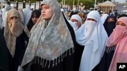  دخالي په ورځ دپيښور پريس کلب مخې ته مظاهره کړې اؤ له دې وړاندې په سوات اؤ دير سيمه کې هم دښځو له لوري دغه شان احتجاج شوى ؤ.