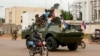 Un véhicule blindé de transport de troupes (APC) russe conduit dans la rue lors de la livraison de véhicules blindés à l'armée centrafricaine à Bangui, en République centrafricaine, le 15 octobre 2020. (Camille Laffont/AFP)